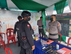 Patroli Satbrimob Polda Kalbar Berikan Edukasi Prokes Kepada Pedagang Dan Pengunjung Pasar Tradisional di kota Pontianak