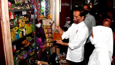 Kunjungi Pasar Muntilan, Presiden Cek Langsung Harga Minyak Goreng