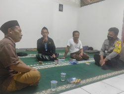 Dekatkan Diri Dengan Warga,”Sowan Sepuh” Personil Polsek Anyar  duduk bersama