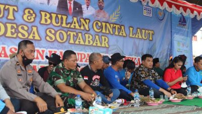 Nelayan Sotabar Hebat dan Kementerian KKP Berkolaborasi Bersihkan Pantai Sebelum Kegiatan Petik Laut