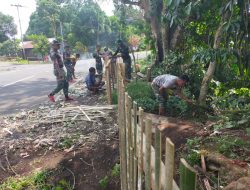Pererat Silaturahmi, Satgas Kodim Maluku Utara Yonif RK 732/Banau Laksanakan Karya Bakti Bantu Warga Membuat Pagar