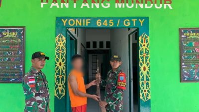 Warga Perbatasan Menyerahkan Sepucuk Senjata Api Rakitan Jenis Lantak Secara Sukarela Kepada Satgas Pamtas RI-MLY Yonif 645/GTY