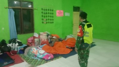 Kesigapan Anggota Koramil 0621-16 Leuwiliang Laksanakan Evakuasi Dampak Bencana Alam
