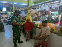 Pantau Harga Sembako di Pasar, Babinsa Koramil Sanga-sanga Cek Harga Sembako