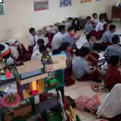 “Waduh” Jaman Sudah Maju Masih ada Siswa Belajar nya Di Ubin