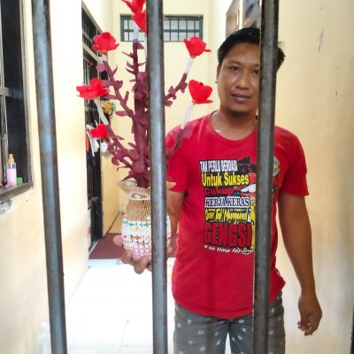 Salah Satu Tahanan Mapolsek Kalipuro, Memiliki Bakat, Membikin Bunga dari Bahan Limbah Bekas