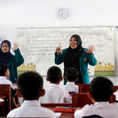 Mahasiswa Bersinergi dengan TNI Tingkatkan Kualitas Hidup di TMMD ke 114 di Desa Cibadak