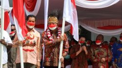 Mendagri Secara Resmi Lakukan Penancapan dan Pembagian Bendera Merah Putih di Kabupaten Merauke
