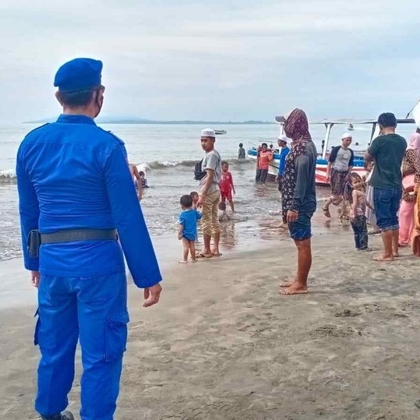 Ditpolairud Polda Banten Berikan Himbauan Kepada Pengunjung Pantai