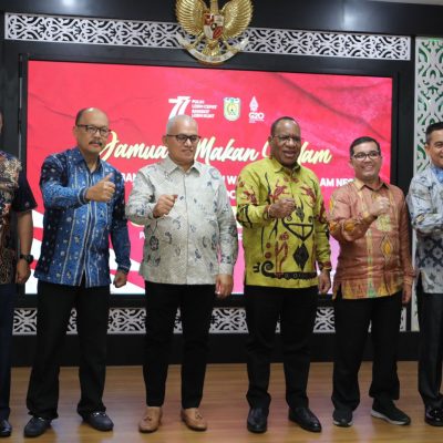 Wamendagri Bagikan Bendera Merah Putih di Provinsi Aceh