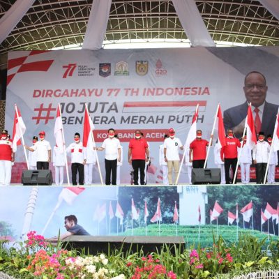 Pupuk Nasionalisme, John Wempi Wetipo Serahkan Bendera Merah Putih kepada Masyarakat Aceh