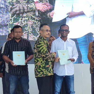 Hadiri Peringatan Hari Damai Aceh ke-17, Kepala BSKDN Serahkan Sertifikat Tanah kepada Korban Konflik di Aceh