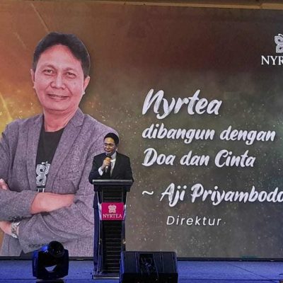 Direktur PT. Nyrtea Beautika Network, Aji Priyambodo Berikan Penghargaan Kepada Member Terbaik