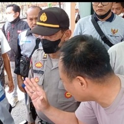 Tak Sengaja Sentuh Tubuh Istri Kasat Lantas Karena Terjatuh, Wartawan di Kota Madiun Ribut Dengan Kasat Lantas