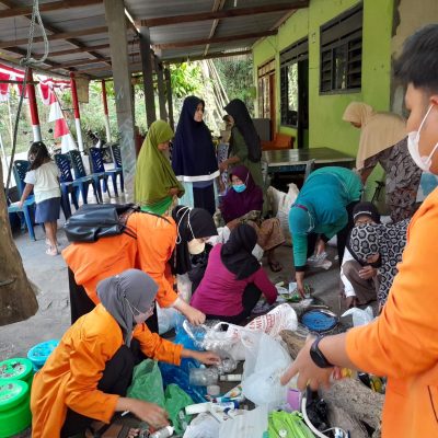 Mahasiswa KKN UAD Pilah Sampah Anorganik Bersama Masyarakat Piring 2 Bantul.