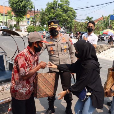 Kapolda Jatim perintahkan Kapolres Jajaran Salurkan Bantu Sosial Bagi Masyarakat Kurang Mampu