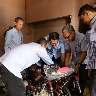 Wakil Bupati Sleman, Serahkan Bantuan Kursi Roda Kepada Warga Sanggrahan Caturharjo
