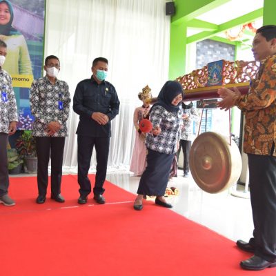 Bupati Sleman, Membuka Gelar Produk UMKM Di Kapanewon Minggir.