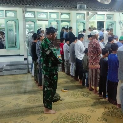 Serma Yudhi Silaturrahmi Lewat Sholat Subuh Berjamaah Di Lanjutkan Amankan Pasar Umat