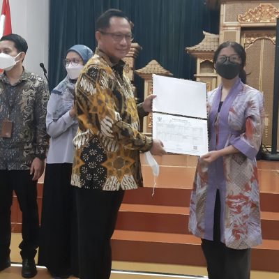 Mendagri Serahkan KTP Digital dan KK kepada WNI di Jepang