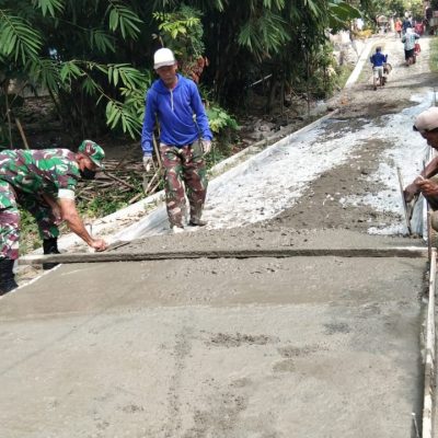 Babinsa Bersama Masyarakat Kerja Bakti Cor Jalan