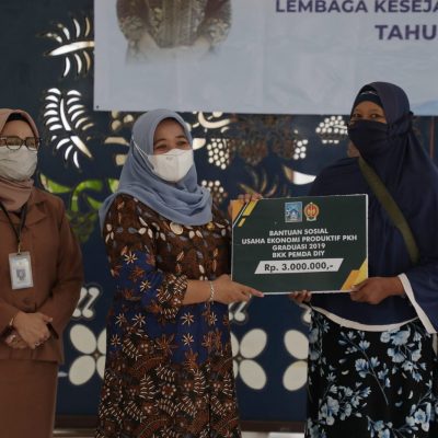 Bupati Sleman, Serahkan Bantuan Sosial Dan Hibah Lembaga Kesejahteraan Sosial 2022.