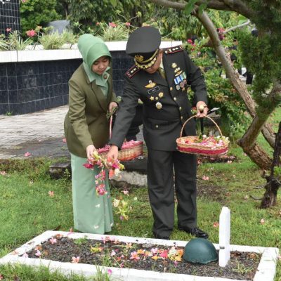 Menyambut HUT TNI ke-77, Kodim 0825 Banyuwangi Melaksanakan Ziarah Ke TMP