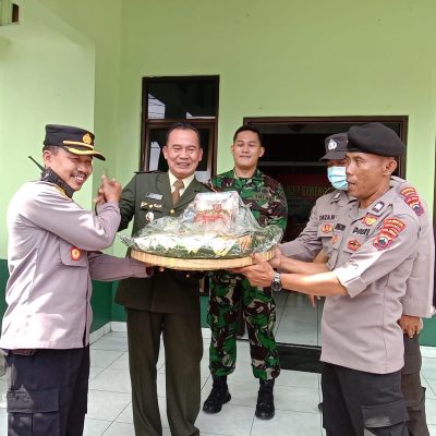 Sinergi Untuk Negeri, Kapolsek dan Camat Serengan Beri Ucapan HUT TNI ke 77 ke Koramil