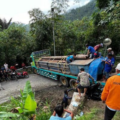Akibat Truk Terlalu Panjang, Jalur Munjungan Lumpuh