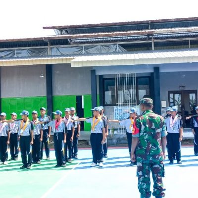 Tanamkan Kedisiplinan, Babinsa Koramil Kapas Kodim Bojonegoro latih PBB Dasar Sisws SMK