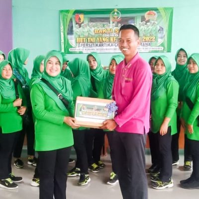 HUT ke- 77 TNI, Babinsa dan Persit Koramil Baureno Kodim Bojonegoro gelar Bakti Sosial