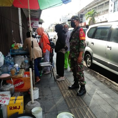 Pedagang Kaki Lima Jadi Sasaran Komsos Babinsa Jayengan