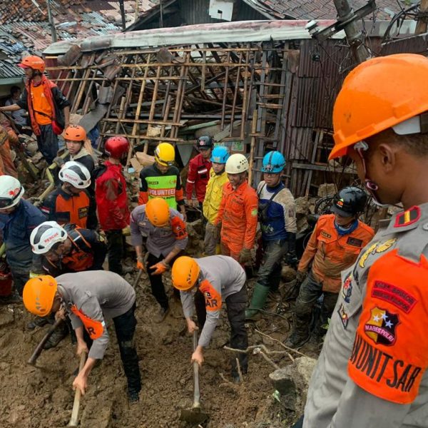 Tim Delta SAR Brimob Lajutkan Pencarian Korban Tanah Longsor di Bogor