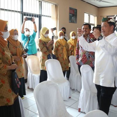 Mendagri Puji Pengendalian Stunting Berbasis Teknologi di Desa Sukajaya Sumedang