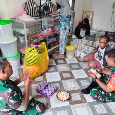 Tingkatkan UMKM, Babinsa Sungai Parit Komsos Dengan Pemilik Usaha Amplang