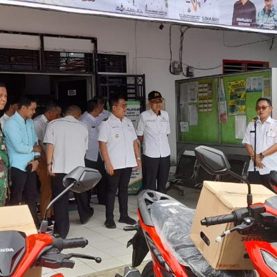 Babinsa Loa Duri Ulu dampingi pembagian kendaraan roda dua untuk ketua RT oleh Pemkab. Kukar