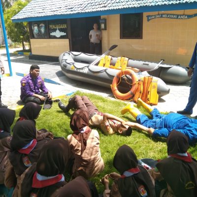 Polres Sampang Latih 55 Anggota Saka Bhayangkara Dasar Water Rescue Antisipasi Bencana Banjir Dan Laka Laut
