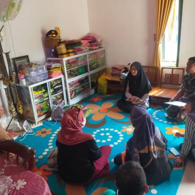 Yakinkan Tepat Sasaran, Babinsa Tanjung Tengah Dampingi Tim Data dan Verifikasi UMKM Di Wilayah Binaan