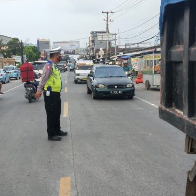 Pengaturan Lalu-Lintas ,Personel Polsek Anyar  Berikan Pelayanan Kepada Masyarakat.