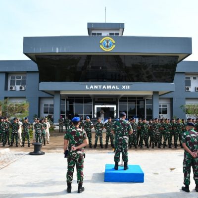 Komandan Lantamal XII Pontianak Berikan Penekanan Kepada Prajurit dan PNS di Jajarannya pada saat Apel Gabungan