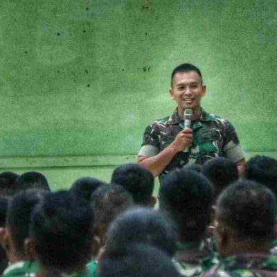 Komunikasi Pimpinan Dengan Anggota, Prajurit Yonarmed 9 Kostrad Menerima Jam Komandan