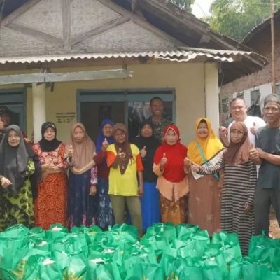 Bentuk Kepedulian Kepada Masyarakat Malang, Brigif PR 18 Kostrad Bagikan Paket Sembako