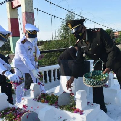 Peringati Hari Pahlawan, Kasdim 0825 Banyuwangi Bersama Persit KCK Laksanakan Ziarah Di Wisma Raga Satria Laut Pantai Boom