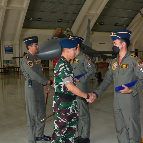Lettu Pnb Akbar Aviantara dan Lettu Pnb Leriant Ridho Lulus Pendidikan Transisi F-16