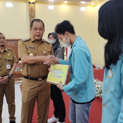 282 PUTRA PUTRI KARANGANYAR MENERIMA REWARD LULUSAN SMA/SMK YANG DITERIMA DI PTN