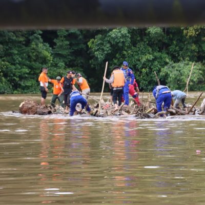 Sangat Diapresiasi Satpolairud Polres Sintang Gelar Kegiatan Bersih-Bersih Area Sungai Melawi