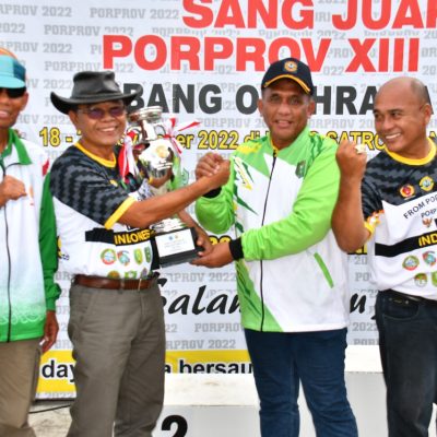Komandan Pangkalan Utama TNI AL XII Pontianak Serahkan Piala Bergilir Juara Umum Lomba Dayung PORPROV XIII 2022