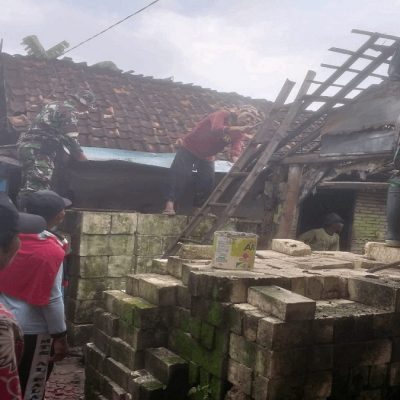 Program Babinsa Masuk Dapur, Babinsa Perbaiki Rumah Tidak Layak Huni