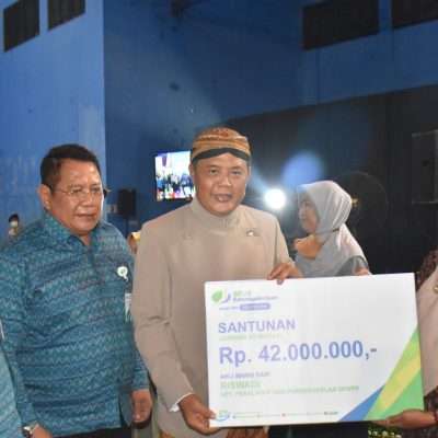 BPJS KETENAGAKERJAAN KARANGANYAR SAMPAIKAN SANTUNAN SECARA SIMBOLIS DI MALAM TIRAKATAN HUT KARANGANYAR KE 105
