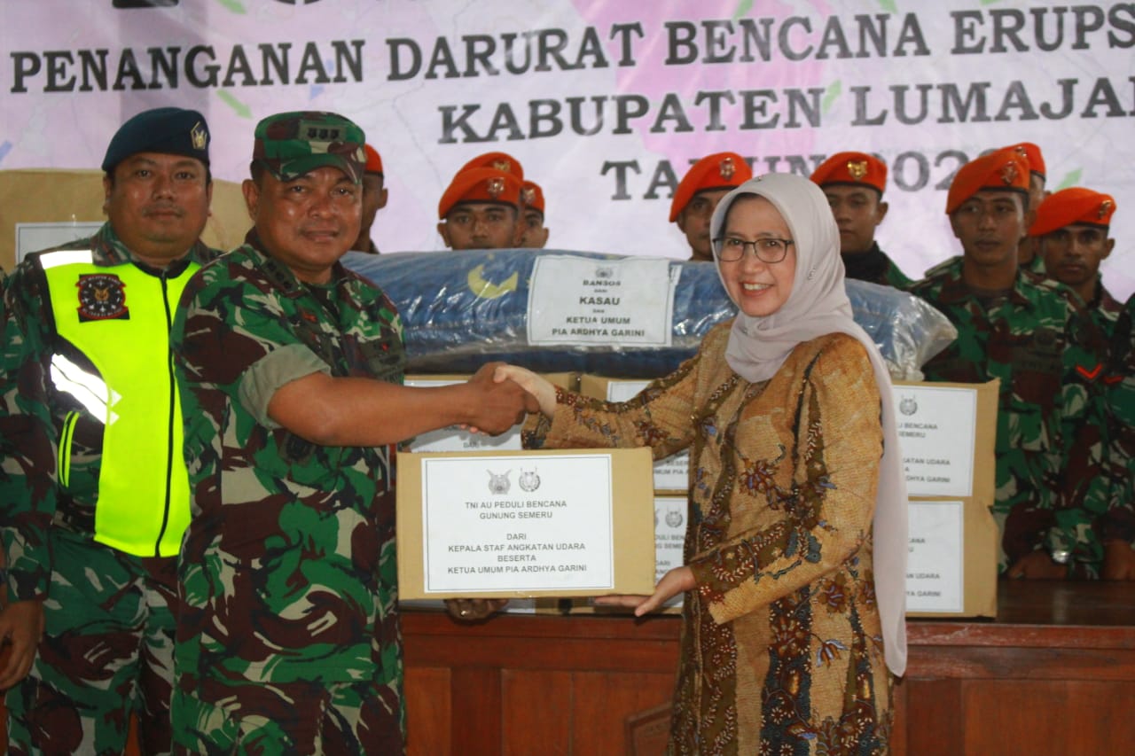 TNI AU Peduli Serahkan Bansos kepada Masyarakat Terdampak  Erupsi Gunung Semeru
